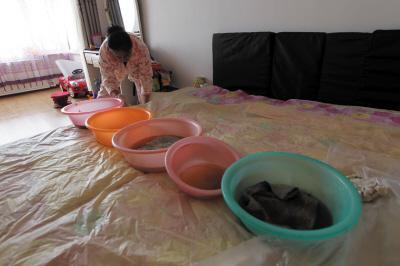 元阳楼上漏水，住户失联，小区没物管，业主维权难！律师来支招……